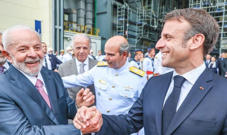 Itaguaí (RJ), 27.03.2024 - Presidente da República, Luiz Inácio Lula da Silva, na cerimônia de lançamento ao mar do submarino Tonelero, com a participação do Presidente da República Francesa, Emmanuel Macron e da primeira-dama Janja Lula da Silva, que batizou a embarcação, na Base de Submarinos da Ilha da Madeira, em Itaguaí (RJ). Foto: Ricardo Stuckert/PR