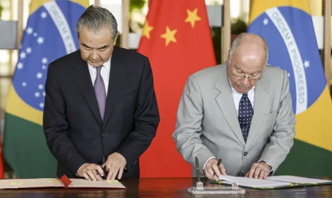 Brasília (DF), 19/01/2024 - O ministro dos Negócios Estrangeiros da China, Wang Yi, e o ministro das Relações Exteriores, Mauro Vieira, durante cerimônia de assinatura de atos e declaração à imprensa, no Palácio Itamaraty. Foto: Marcelo Camargo/Agência Brasil