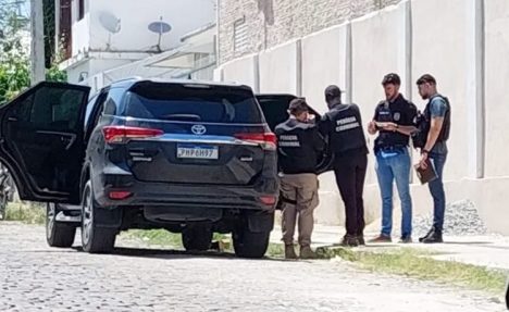 Delegado André Oliveira com policiais e peritos no local do crime - (Foto :Sidney Silva)