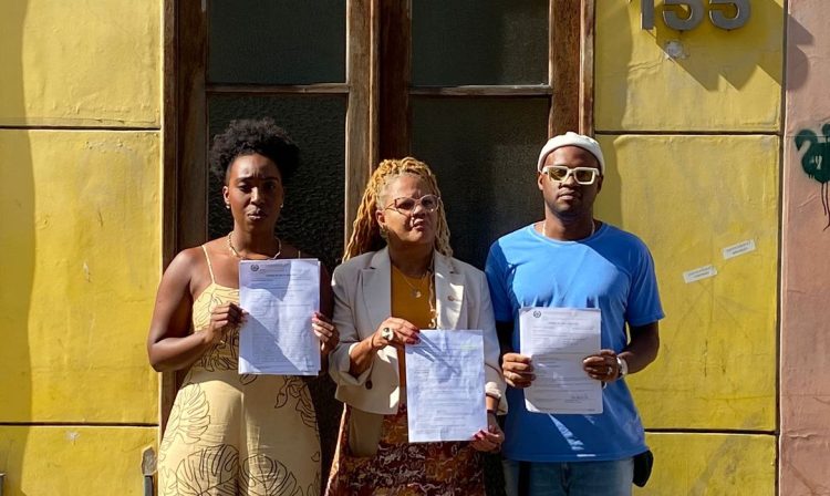 Rio de Janeiro (RJ), 22.07.2024 - Jackeline Oliveira, a presidente da Comissão de Combate ao Racismo da Câmara Municipal, Monica Cunha, e o produtor Wanderso Luna com o registro da denúncia contra racismo em roda de samba. Foto: Jackeline Oliveira/Arquivo pessoal