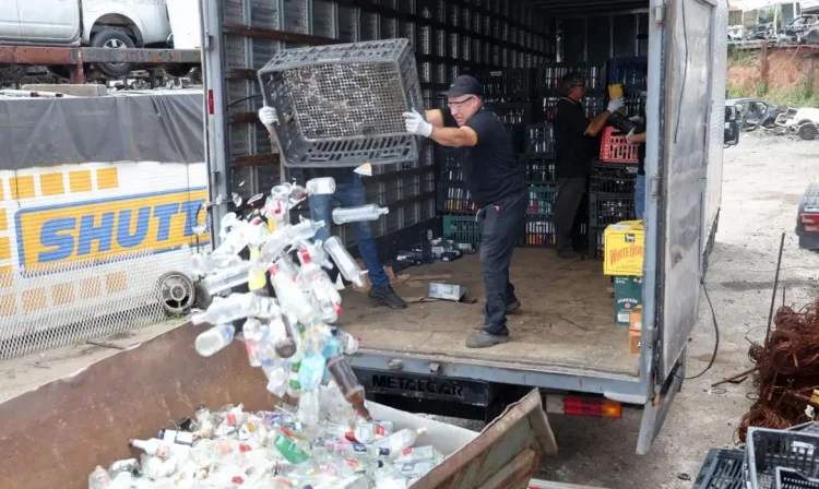 São Paulo (SP), 14/10/2025 - Polícia Civil de SP destrói mais de 100 mil garrafas usadas em falsificação de bebidas alcoólicas. Ação contribui para o combate ao crime e a preservação ambiental. Foto: Alex Silva/Governo de SP