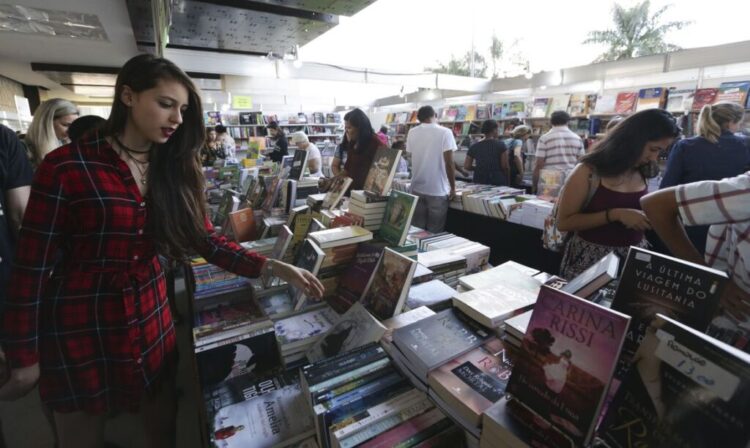 Adultos e crianças visitam a 34ª Feira do Livro de Brasília.