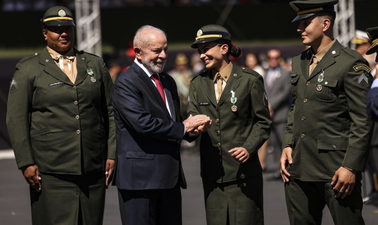 Brasília (DF), 22/08/2024 - O presidente Luiz Inácio Lula da Silva condecora medalhistas nas Olimpíadas de Paris: os judocas Beatriz Souza e Guilherme Schimidt e a jogadora de vôlei Natália Araújo, durante a solenidade comemorativa ao Dia do Soldado, no Quartel-General do Exército, em Brasília. Foto: Marcelo Camargo/Agência Brasil