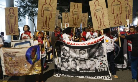 São Paulo (SP) 01/04/2024 - “De Golpe em Golpe: tá lá um corpo estendido no chão” é o tema do Cordão da Mentira de 2024. O ato carnavalesco reúne artistas, militantes e movimentos sociais no dia 1° de abril, Dia da Mentira e dia do Golpe de 1964, na rua Maria Antonia. Foto: Paulo Pinto/Agência Brasil