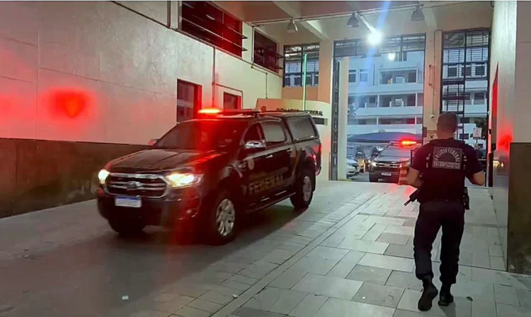 Rio de Janeiro (RJ) -  PF prende policiais civis do Rio que venderam droga para traficantes. Foto: PF/RJ