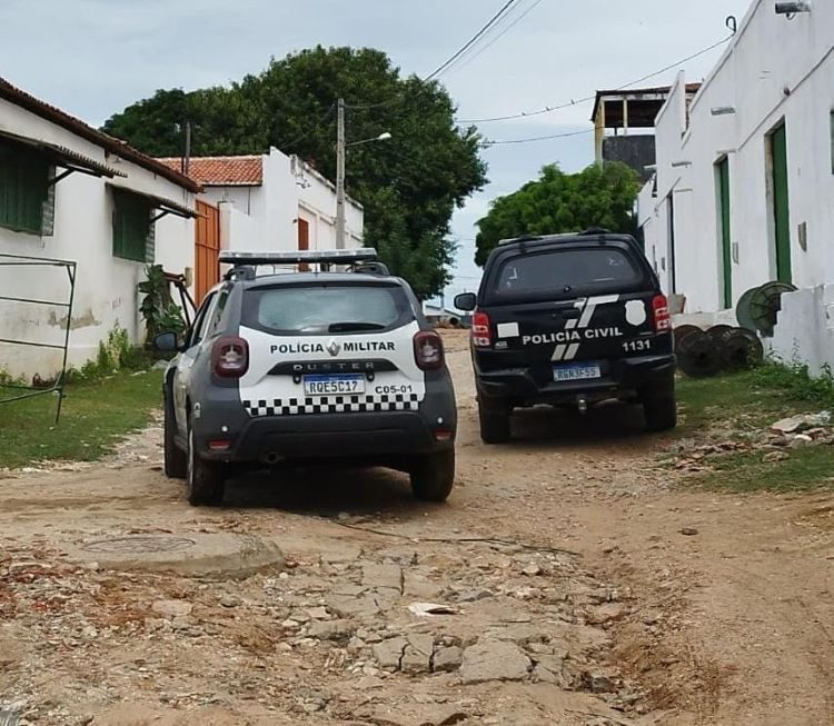 DOIS CARROS DA PM CERTO