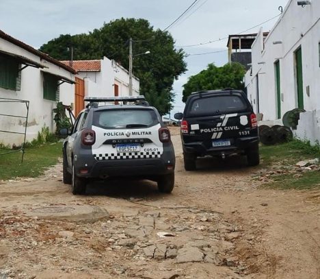 DOIS CARROS DA PM CERTO