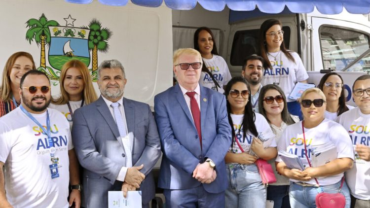 Deputado estadual Ubaldo Fernandes durante evento com o Procon no Alecrim / Foto: ALRN