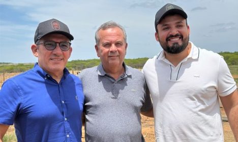 Dr. Tadeu ao lado de Rogério Marinho e do seu vice, Toinho Santiago