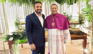 Dr. Tadeu comprimentando o novo bispo de Caicó, Dom Antônio Ranis