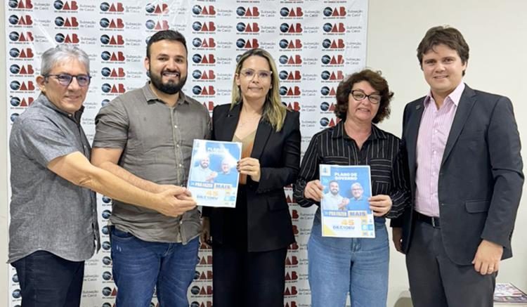 Dr. Tadeu e Toinho entregam plano de governo na OAB Caicó