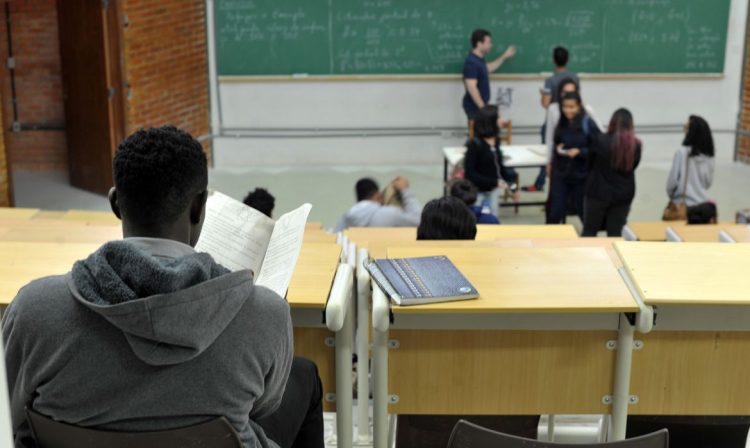 UnB foi a primeira universidade federal a adotar sistema de cotas raciais


UnB reserva vagas para negros desde o vestibular de 2004


Percentual de negros com diploma cresceu quase quatro vezes desde 2000, segundo IBGE