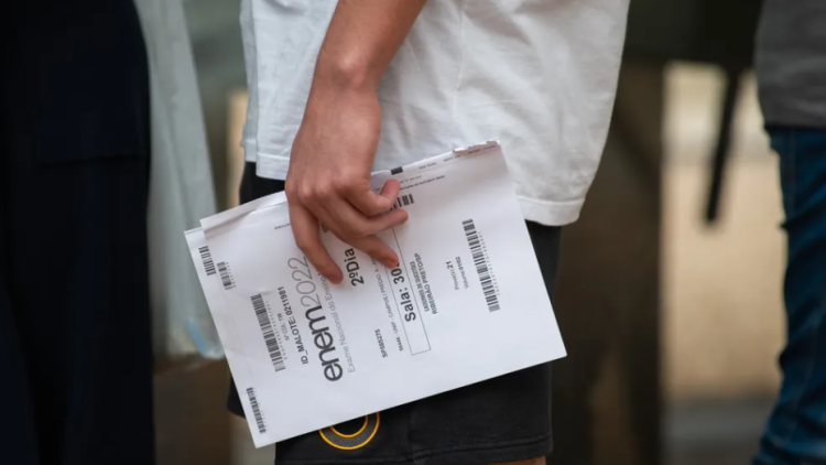 Aluno em frente ao local de provas na aplicação do Enem 2022. Foto: Érico Andrade/g1.