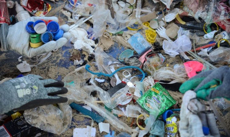 Rio de Janeiro (RJ), 16/09/2023 – No Dia Mundial de Limpeza de Rios e Praias - CleanUp Day, voluntários recolhem lixo na praia de Copacabana, na zona sul da capital fluminense. Foto: Tomaz Silva/Agência Brasil