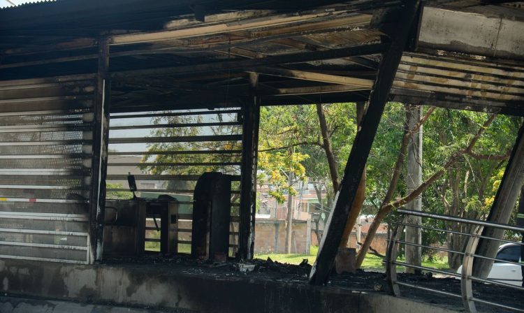 Rio de Janeiro (RJ), 24/10/2023 – Estação do BRT Santa Veridiana, em Santa Cruz, zona oeste da capital fluminense após incêndio criminoso na noite de ontem (23). Foto: Tomaz Silva/Agência Brasil