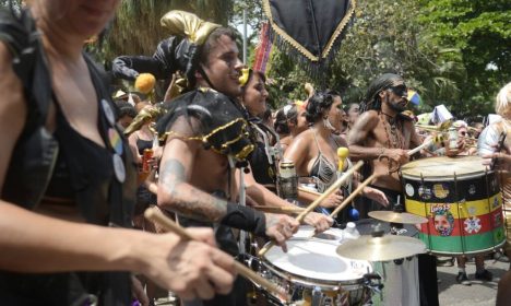 Rio de Janeiro (RJ), 18/02/2023 – Bloco Nova Bad desfila pelas ruas do centro da cidade no primeiro dia oficial do Carnaval 2023. Foto Tomaz Silva/Agência Brasil