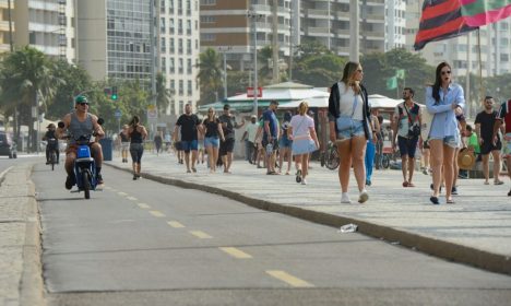 RIO DE JANEIRO (RJ), 10/07/2023 – Circulação de ciclomotor pela orla do Rio de Janeiro Foto: Tomaz Silva/Agência Brasil