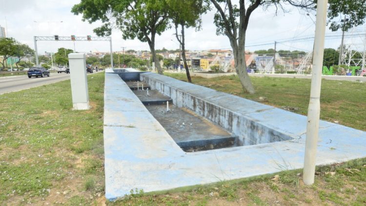 DSC3998-930×524 Fonte luminosa de Ponta Negra segue desativada e com rachaduras. Foto: José Aldenir/Agora RN.