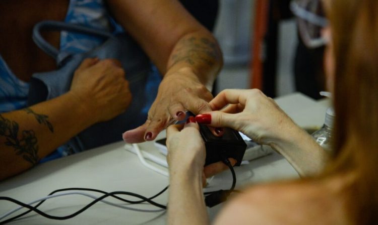 Rio de Janeiro (RJ), 27/02/2024 –  Tribunal Regional Eleitoral do Rio de Janeiro (TRE-RJ) coleta dados biométricos de eleitores na Central do Brasil, no centro da capital fluminense. Foto: Tomaz Silva/Agência Brasil