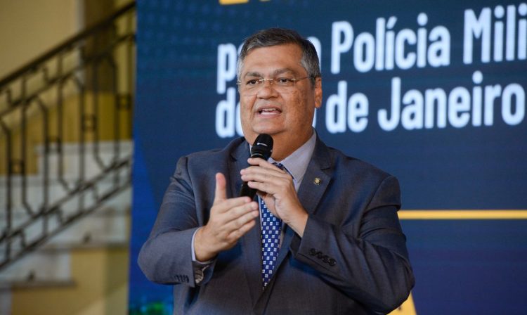 Rio de Janeiro (RJ), 08/11/2023 – O ministro da Justiça, Flávio Dino durante evento de assinatura de acordo para criação do Comitê de Inteligência e Recuperação de Ativos (CIFRA) e entrega de novas viaturas à Polícia Militar, no Palácio Guanabara, na zona sul da capital fluminense. Foto: Tomaz Silva/Agência Brasil