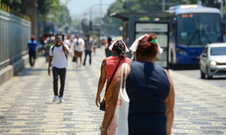 Rio de Janeiro (RJ), 14/11/2023 – População enfrenta forte onda de calor no Rio de Janeiro. Foto: Tomaz Silva/Agência Brasil