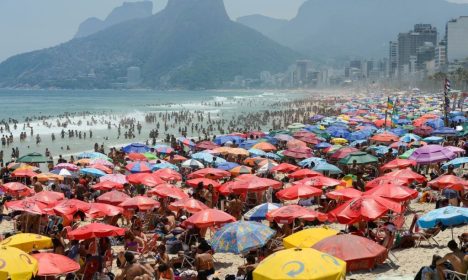 Rio de Janeiro (RJ), 15/11/2023 – Cariocas e turistas lotam praia de Ipanema, na zona sul, em dia de forte calor no Rio de Janeiro. Foto: Tomaz Silva/Agência Brasil