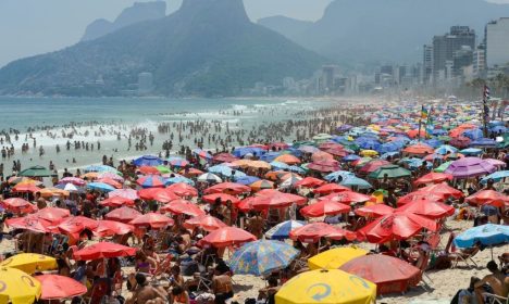 Rio de Janeiro (RJ), 15/11/2023 – Cariocas e turistas lotam praia de Ipanema, na zona sul, em dia de forte calor no Rio de Janeiro. Foto: Tomaz Silva/Agência Brasil