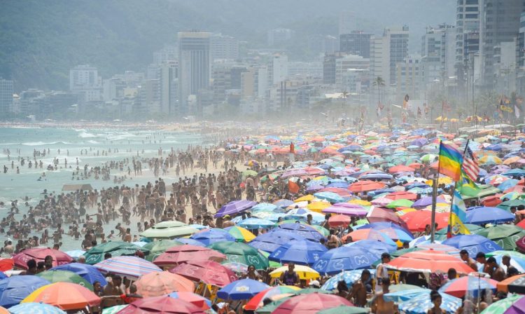 Rio de Janeiro (RJ), 15/11/2023 – Cariocas e turistas lotam praia de Ipanema, na zona sul, em dia de forte calor no Rio de Janeiro. Foto: Tomaz Silva/Agência Brasil