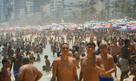 Rio de Janeiro (RJ), 15/11/2023 – Cariocas e turistas lotam praia de Ipanema, na zona sul, em dia de forte calor no Rio de Janeiro. Foto: Tomaz Silva/Agência Brasil