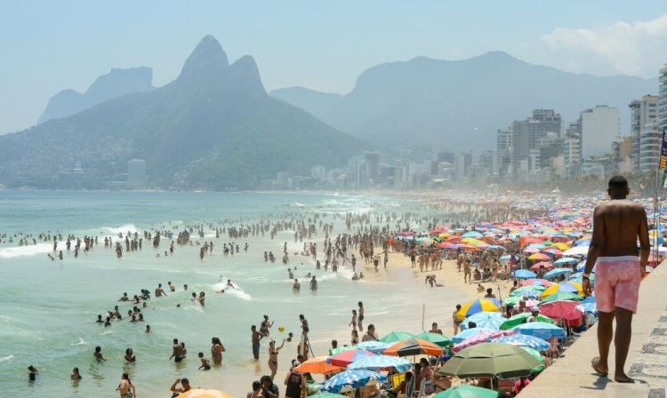 Rio de Janeiro (RJ), 15/11/2023 – Cariocas e turistas lotam praia de Ipanema, na zona sul, em dia de forte calor no Rio de Janeiro. Foto: Tomaz Silva/Agência Brasil