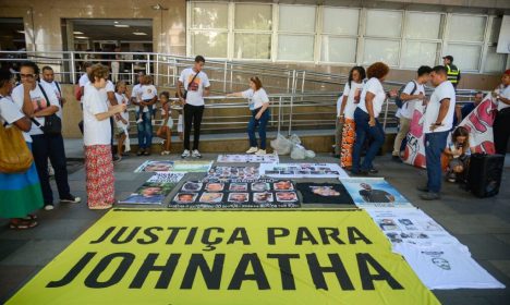 Rio de Janeiro (RJ), 05/03/2024 – Defensores dos direitos humanos e movimentos de mães de vítimas do estado durante ato que pede justiça para o caso do adolescente Johnatha, morto por um policial militar no Rio de Janeiro. Foto: Tomaz Silva/Agência Brasil