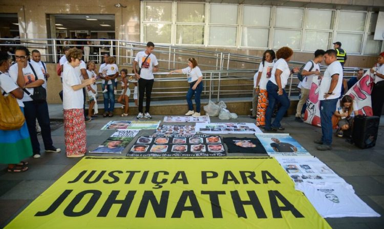 Rio de Janeiro (RJ), 05/03/2024 – Defensores dos direitos humanos e movimentos de mães de vítimas do estado durante ato que pede justiça para o caso do adolescente Johnatha, morto por um policial militar no Rio de Janeiro. Foto: Tomaz Silva/Agência Brasil