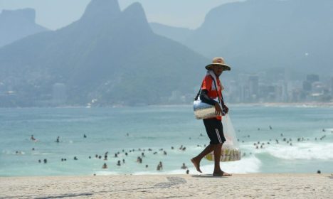 Rio de Janeiro (RJ), 15/11/2023 – Cariocas e turistas lotam praia de Ipanema, na zona sul, em dia de forte calor no Rio de Janeiro. Foto: Tomaz Silva/Agência Brasil