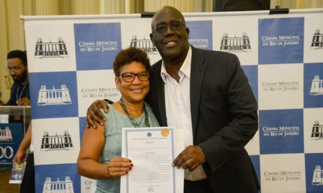 Rio de Janeiro (RJ), 19/03/2024 – A repórter da Rádio Nacional, Cristiane Ribeiro recebe moção de reconhecimento e louvor, durante evento Pretagonismos – Griôs, pela valorização dos saberes tradicionais, na Câmara Municipal do Rio de Janeiro. Foto: Tomaz Silva/Agência Brasil