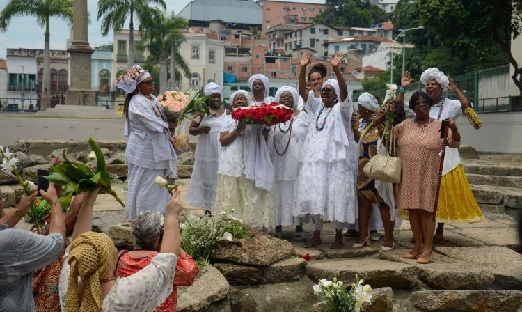 Rio de Janeiro (RJ), 23/11/2023 – Afoxé Filhos de Gandhy durante lavagem das escadarias do Cais no Valongo, na zona portuária do Rio de Janeiro. Foto: Tomaz Silva/Agência Brasil