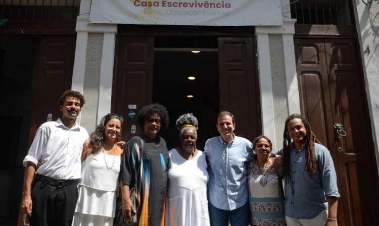 Rio de Janeiro (RJ), 20/03/2024 – Autoridades posam para fotografia após lançamento da Cátedra Pequena África, na Casa Escrevivência Conceição Evaristo, na zona portuária da capital fluminense. Foto: Tomaz Silva/Agência Brasil