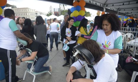 Serviços gratuitos de saúde oferecidos por cooperativas e voluntários em comemoração ao Dia Internacional do Cooperativismo, na Praça Mauá.