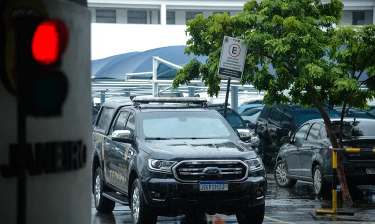 Rio de Janeiro (RJ), 24/03/2024 – Movimentação de carros na sede da Polícia Federal, no Rio de Janeiro. Foto: Tomaz Silva/Agência Brasil