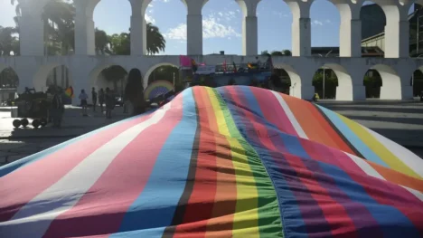 Bandeira multicor no RJ / Foto: Fernando Frazão - Agência Brasil