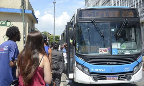 Ônibus circulam pela cidade sem ar condicionado no centro do Rio de Janeiro