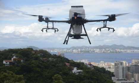 Rio de Janeiro (RJ) 05/01/2024 – Demonstração de drone semeador que será usado para despejar sementes durante mutirões de reflorestamento, no Mirante do Pedrão, em Botafogo. Foto: Fernando Frazão/Agência Brasil