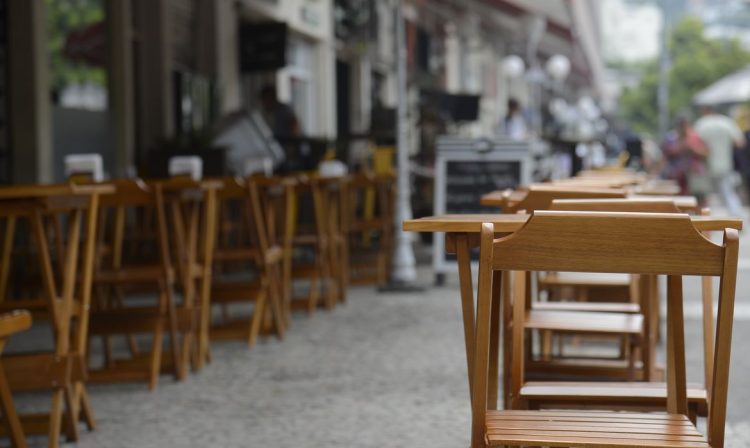 Bares e restaurantes de Botafogo ficam vazios na hora do almoço, no Rio de Janeiro.