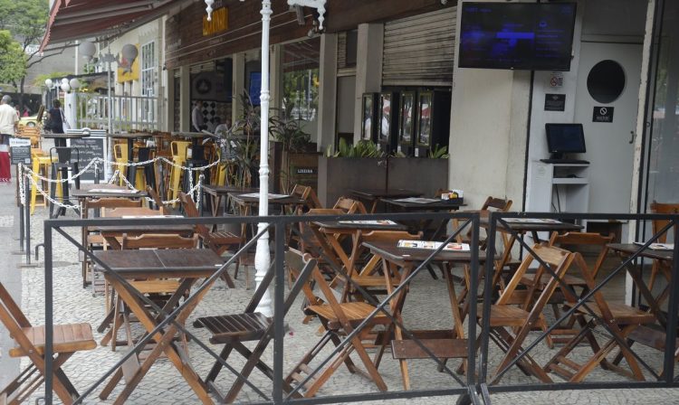 Bares e restaurantes de Botafogo ficam vazios na hora do almoço, no Rio de Janeiro.