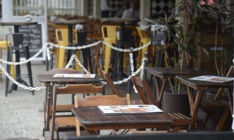 Bares e restaurantes de Botafogo ficam vazios na hora do almoço, no Rio de Janeiro.