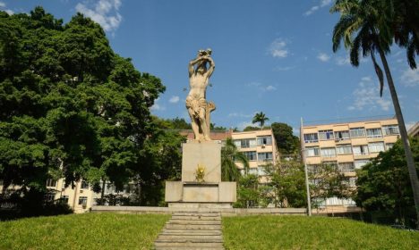 Rio de Janeiro (RJ), 24/08/2023 –Monumento a São Sebastião, na Glória, faz parte do roteiro de caminhada do grupo Rolé Carioca, que tem circuito escolhido com o objetivo de escavar as memórias desse território em reconhecimento ao Agosto Indígena. Foto: Tomaz Silva/Agência Brasil