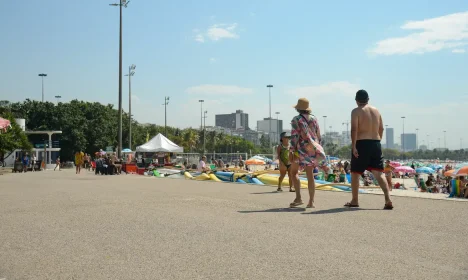 Rio de Janeiro (RJ), 24/08/2023 – Cariocas e turistas vão à praia do Flamengo, na zona sul da capital  fluminense em dia de forte calor na cidade. Foto: Tomaz Silva/Agência Brasil