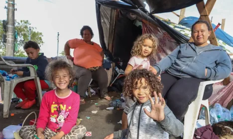 Porto Alegre (RS), 22/05/2024 – CHUVAS-RS - DESABRIGADOS - Cristina Sodré Linhares, catadora de material reciclável, acampada com sua família, na rodovia em frente ao bairro onde mora, no Humaitá, Zona Norte de Porto Alegre. Foto: Rafa Neddermeyer/Agência Brasil