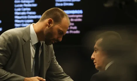 O deputado Eduardo Bolsonaro durante debate sobre a reforma da Previdência (PEC 6/19) com o ministro da Economia, Paulo Guedes, na  Comissão de Constituição e Justiça (CCJ) da Câmara dos Deputados.