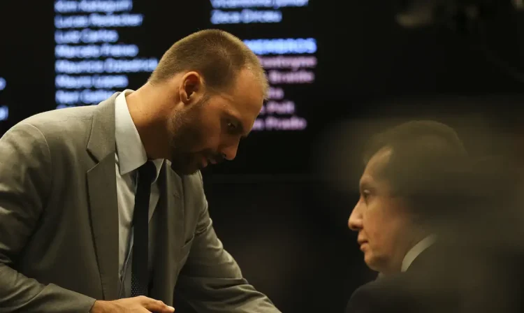 O deputado Eduardo Bolsonaro durante debate sobre a reforma da Previdência (PEC 6/19) com o ministro da Economia, Paulo Guedes, na  Comissão de Constituição e Justiça (CCJ) da Câmara dos Deputados.