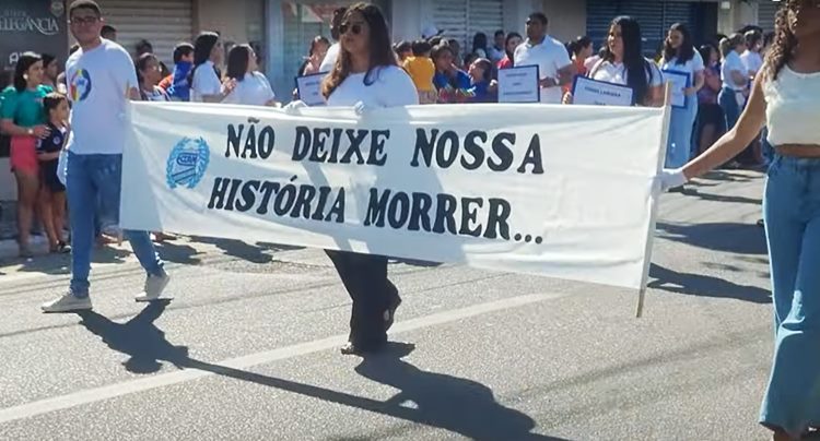 Alunos levaram protesto de cobrança para o desfile de 7 de setembro